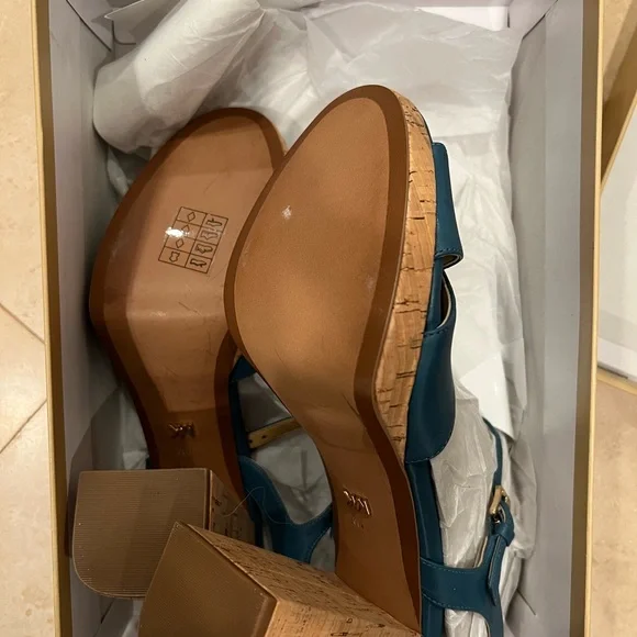 Elegant Blue Strappy Platform Sandals - Picture 5 of 5